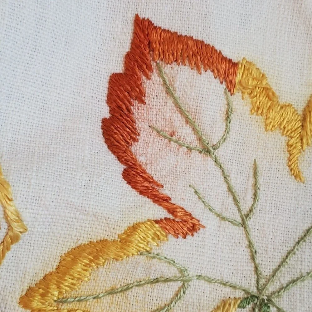 Vintage‎ 26 Inch Round Linen Doily Table Embroidered Flowers Leaves Fall Autumn